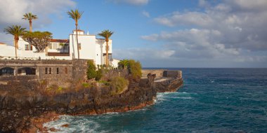 Tenerife, Kanarya Adaları 'ndaki popüler bir turist kasabasının rıhtımı..