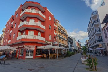 Puerto de la Cruz, Tenerife, İspanya - 1 Mart 2022: Eski Puerto de la Cruz kasabası, Kanaryalar