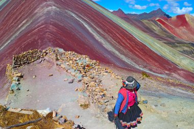 PERU - 17 Mayıs 2022: Geleneksel Gökkuşağı Dağı (Montana de Siete Colores) Vinicunca, Cusco Region, Peru.