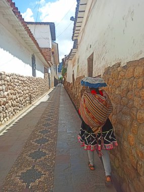 Peru - 15 Mayıs 2022: 15 Mayıs 2022 'de Peru' da geleneksel giysiler içinde Peru halkı