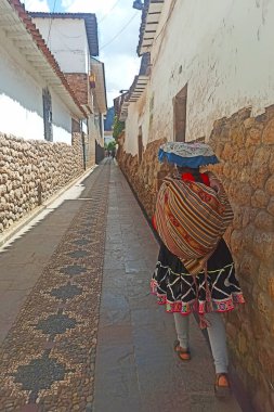 Peru - 15 Mayıs 2022: 15 Mayıs 2022 'de Peru' da geleneksel giysiler içinde Peru halkı