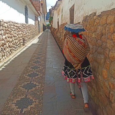 Peru - 15 Mayıs 2022: 15 Mayıs 2022 'de Peru' da geleneksel giysiler içinde Peru halkı