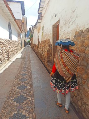 Peru - 15 Mayıs 2022: 15 Mayıs 2022 'de Peru' da geleneksel giysiler içinde Peru halkı