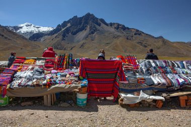 PERU - 30 Nisan 2022: Andes Dağları 'nda Puno' dan Cusco, Peru 'ya giden yolda hediyelik eşya dükkanı