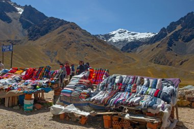 PERU - 30 Nisan 2022: Andes Dağları 'nda Puno' dan Cusco, Peru 'ya giden yolda hediyelik eşya dükkanı