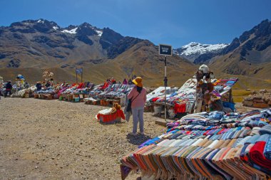 PERU - 30 Nisan 2022: Andes Dağları 'nda Puno' dan Cusco, Peru 'ya giden yolda hediyelik eşya dükkanı