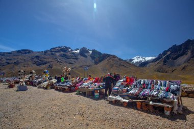PERU - 30 Nisan 2022: Andes Dağları 'nda Puno' dan Cusco, Peru 'ya giden yolda hediyelik eşya dükkanı