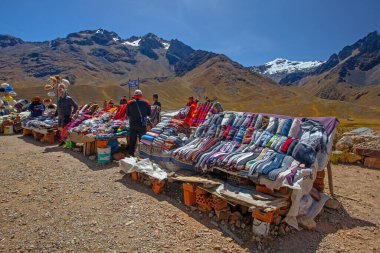 PERU - 30 Nisan 2022: Andes Dağları 'nda Puno' dan Cusco, Peru 'ya giden yolda hediyelik eşya dükkanı