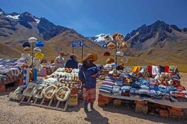 PERU - 30 Nisan 2022: Andes Dağları 'nda Puno' dan Cusco, Peru 'ya giden yolda hediyelik eşya dükkanı
