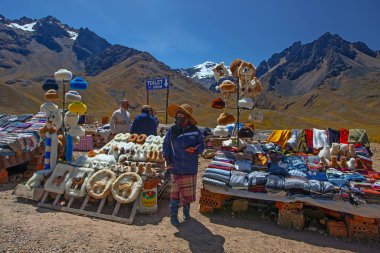 PERU - 30 Nisan 2022: Andes Dağları 'nda Puno' dan Cusco, Peru 'ya giden yolda hediyelik eşya dükkanı