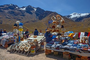 PERU - 30 Nisan 2022: Andes Dağları 'nda Puno' dan Cusco, Peru 'ya giden yolda hediyelik eşya dükkanı