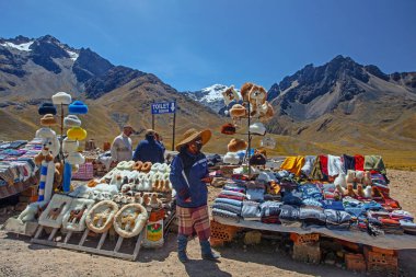 PERU - 30 Nisan 2022: Andes Dağları 'nda Puno' dan Cusco, Peru 'ya giden yolda hediyelik eşya dükkanı