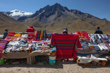 PERU - 30 Nisan 2022: Andes Dağları 'nda Puno' dan Cusco, Peru 'ya giden yolda hediyelik eşya dükkanı