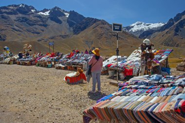 PERU - 30 Nisan 2022: Andes Dağları 'nda Puno' dan Cusco, Peru 'ya giden yolda hediyelik eşya dükkanı