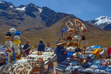 PERU - 30 Nisan 2022: Andes Dağları 'nda Puno' dan Cusco, Peru 'ya giden yolda hediyelik eşya dükkanı