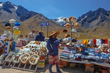 PERU - 30 Nisan 2022: Andes Dağları 'nda Puno' dan Cusco, Peru 'ya giden yolda hediyelik eşya dükkanı