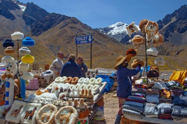 PERU - 30 Nisan 2022: Andes Dağları 'nda Puno' dan Cusco, Peru 'ya giden yolda hediyelik eşya dükkanı