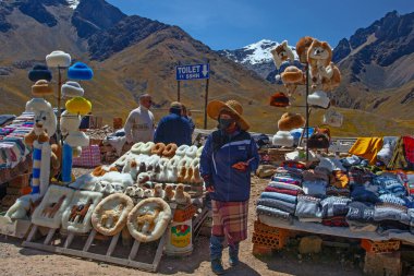 PERU - 30 Nisan 2022: Andes Dağları 'nda Puno' dan Cusco, Peru 'ya giden yolda hediyelik eşya dükkanı