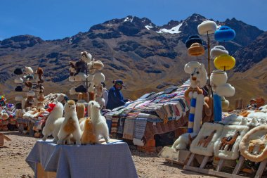 PERU - 30 Nisan 2022: Andes Dağları 'nda Puno' dan Cusco, Peru 'ya giden yolda hediyelik eşya dükkanı