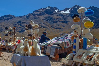 PERU - 30 Nisan 2022: Andes Dağları 'nda Puno' dan Cusco, Peru 'ya giden yolda hediyelik eşya dükkanı