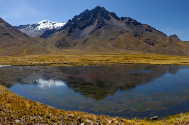 Güzel And dağları ve göl Puno 'dan Cusco, Peru' ya gidiyor.