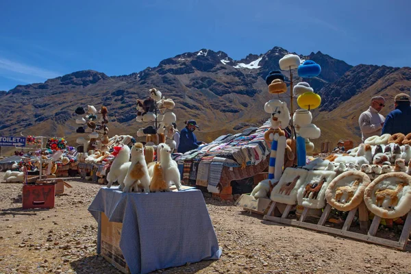 PERU - 30 Nisan 2022: Andes Dağları 'nda Puno' dan Cusco, Peru 'ya giden yolda hediyelik eşya dükkanı