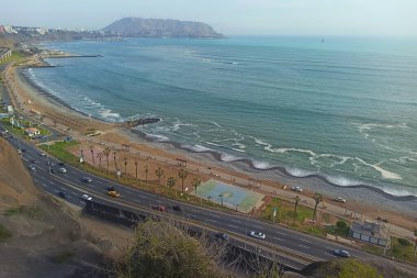 LIMA, PERU - 25 Nisan 2022: Lima, Peru 'daki Miraflores şehrindeki güzel Pasifik Okyanusu kıyıları. 