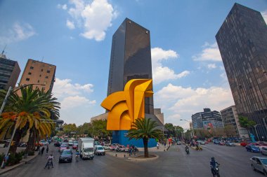 Mexico City, Meksika - 15 Nisan 2022: Paseo de la Reforma, Mexico City 'de Torre del Caballito Gökdeleni ve Caballito heykeli (sallanan at).