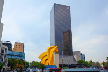 Mexico City, Meksika - 15 Nisan 2022: Paseo de la Reforma, Mexico City 'de Torre del Caballito Gökdeleni ve Caballito heykeli (sallanan at).