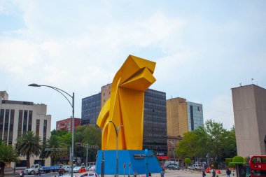 Mexico City, Meksika - 15 Nisan 2022: Paseo de la Reforma, Mexico City 'de Torre del Caballito Gökdeleni ve Caballito heykeli (sallanan at).