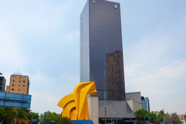 Mexico City, Meksika - 15 Nisan 2022: Paseo de la Reforma, Mexico City 'de Torre del Caballito Gökdeleni ve Caballito heykeli (sallanan at).