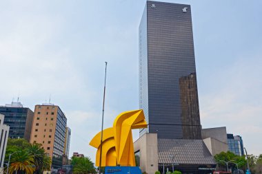 Mexico City, Meksika - 15 Nisan 2022: Paseo de la Reforma, Mexico City 'de Torre del Caballito Gökdeleni ve Caballito heykeli (sallanan at).