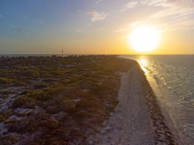 Gün batımında güzel okyanus Las Coloradas, Meksika 'da