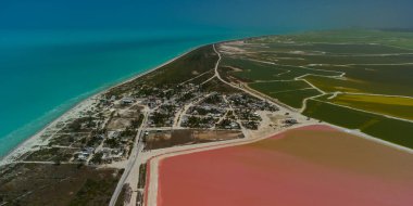 Pembe göller ve okyanus, Las Coloradas, Meksika 'da doğa.