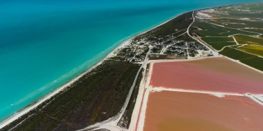 Pembe göller ve okyanus, Las Coloradas, Meksika 'da doğa.