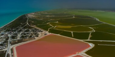 Pembe göller ve okyanus, Las Coloradas, Meksika 'da doğa.