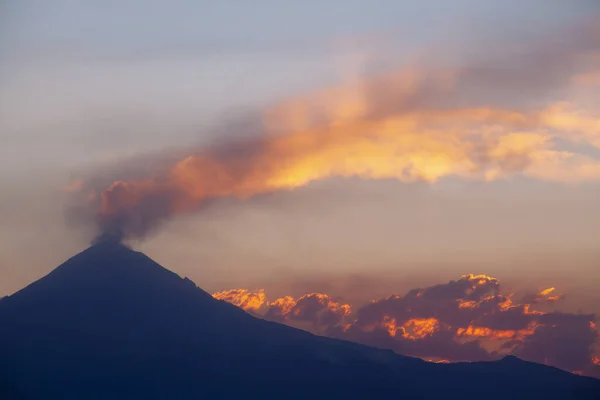 View Popocatepetl Volcano Sunset Ancient Pyramid Cholula Mexico — Fotografia de Stock
