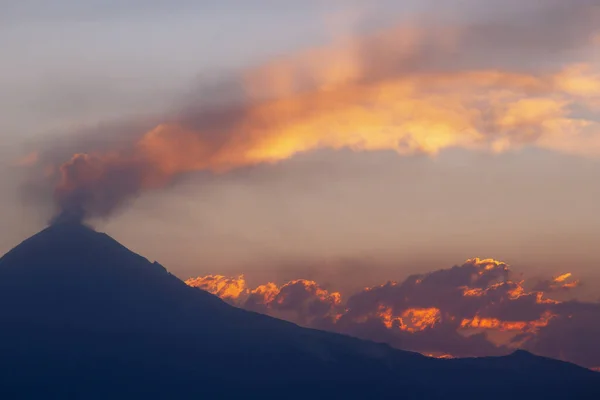 View Popocatepetl Volcano Sunset Ancient Pyramid Cholula Mexico — Fotografia de Stock