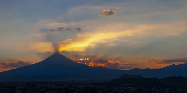 Vista Sobre Vulcão Popocatepetl Durante Pôr Sol Antiga Pirâmide Cholula — Fotografia de Stock