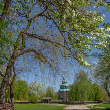 Ukrayna, Kiev 'deki Pirogovo Etnoğrafya Müzesi' nde eski tarz ahşap kilise yeniden inşa edildi.
