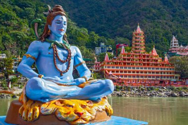 Rishikesh 'teki Ganga Nehri kıyısındaki Lord Shiva' nın heykeli.