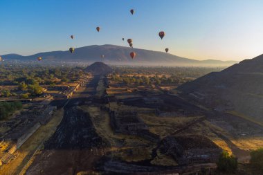 Teotihuacan piramidinin üzerinde sıcak hava balonunda gün doğumu