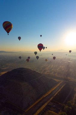 Sunrise on hot air balloon over the Teotihuacan pyramid