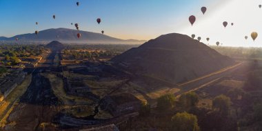 Teotihuacan piramidinin üzerinde sıcak hava balonunda gün doğumu