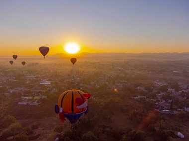 Sunrise on hot air balloon over the Teotihuacan pyramid