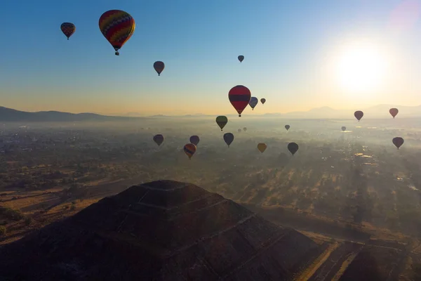 Sunrise Hot Air Balloon Teotihuacan Pyramid —  Fotos de Stock