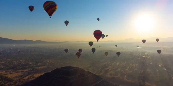 Sunrise Hot Air Balloon Teotihuacan Pyramid — Stok fotoğraf