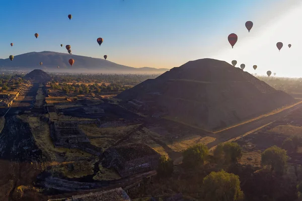 Sunrise Hot Air Balloon Teotihuacan Pyramid — ストック写真
