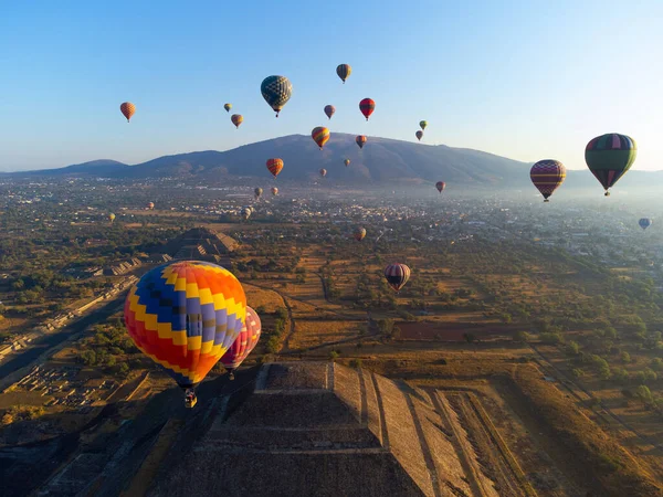 Nascer Sol Balão Quente Sobre Pirâmide Teotihuacan — Fotografia de Stock