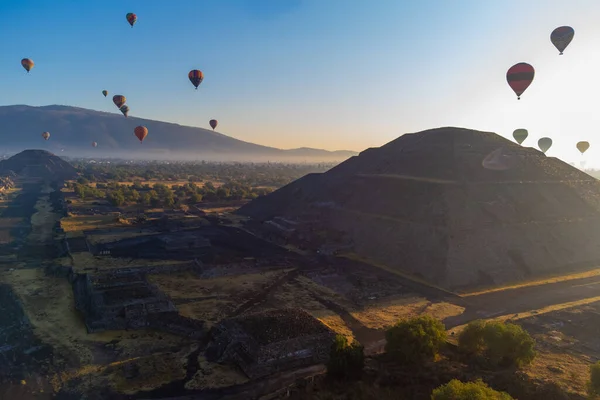 Sunrise Hot Air Balloon Teotihuacan Pyramid — Stock Fotó